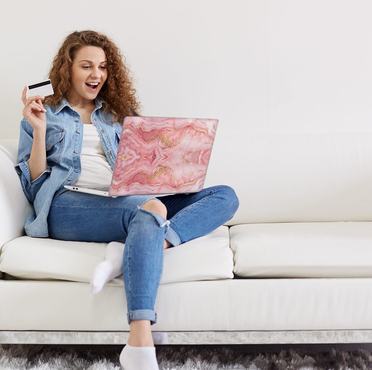 MUJER COMPRA ONLINE NOTEBOOK