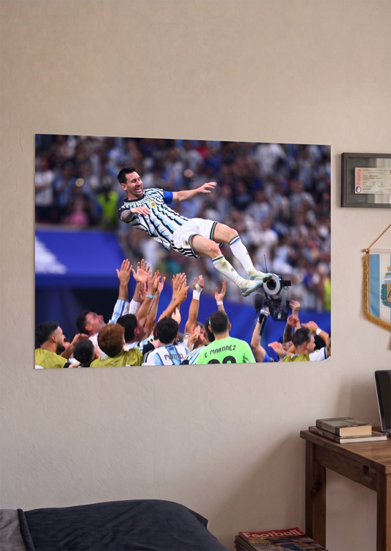 POSTER ADHESIVO - MESSI VOLANDO