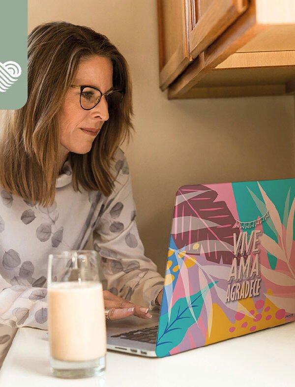 Asombroso vinilo para notebook | Modelo Vive ama agradece MS 4007